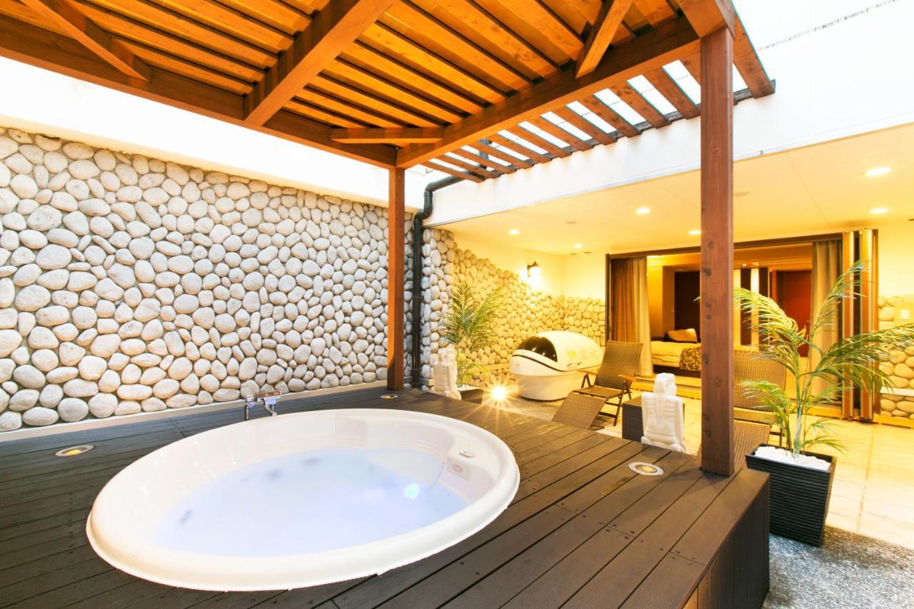 Hotel Atlantis (Adults Only) Osaka Bagian luar foto